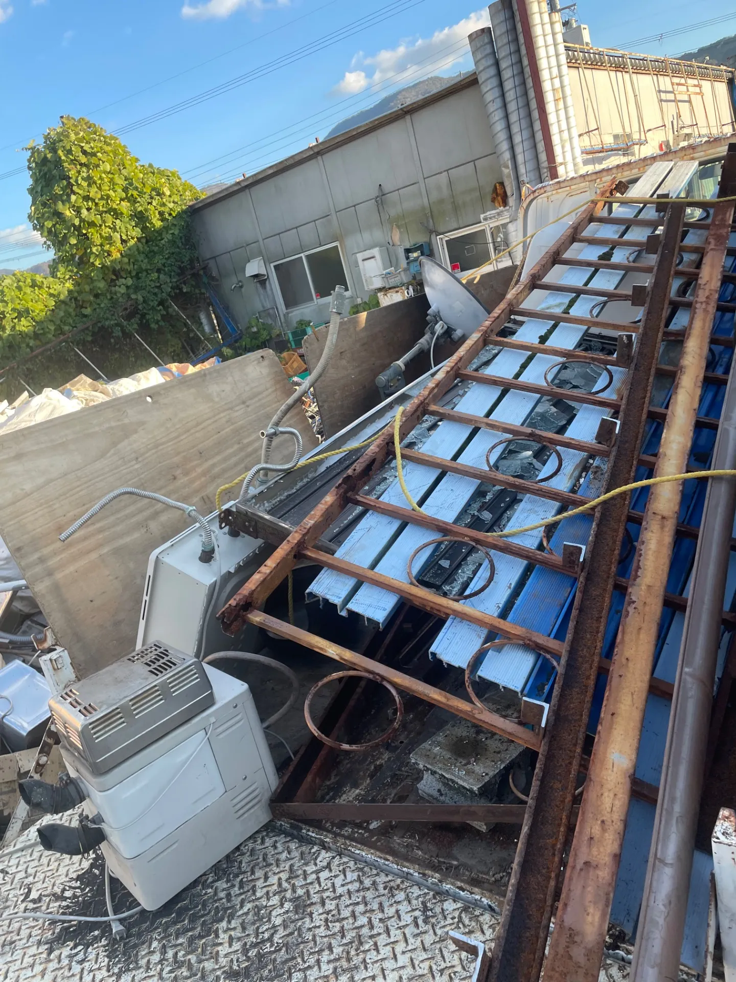 鉄骨ベランダ解体・畳取り替え・給湯器回収作業