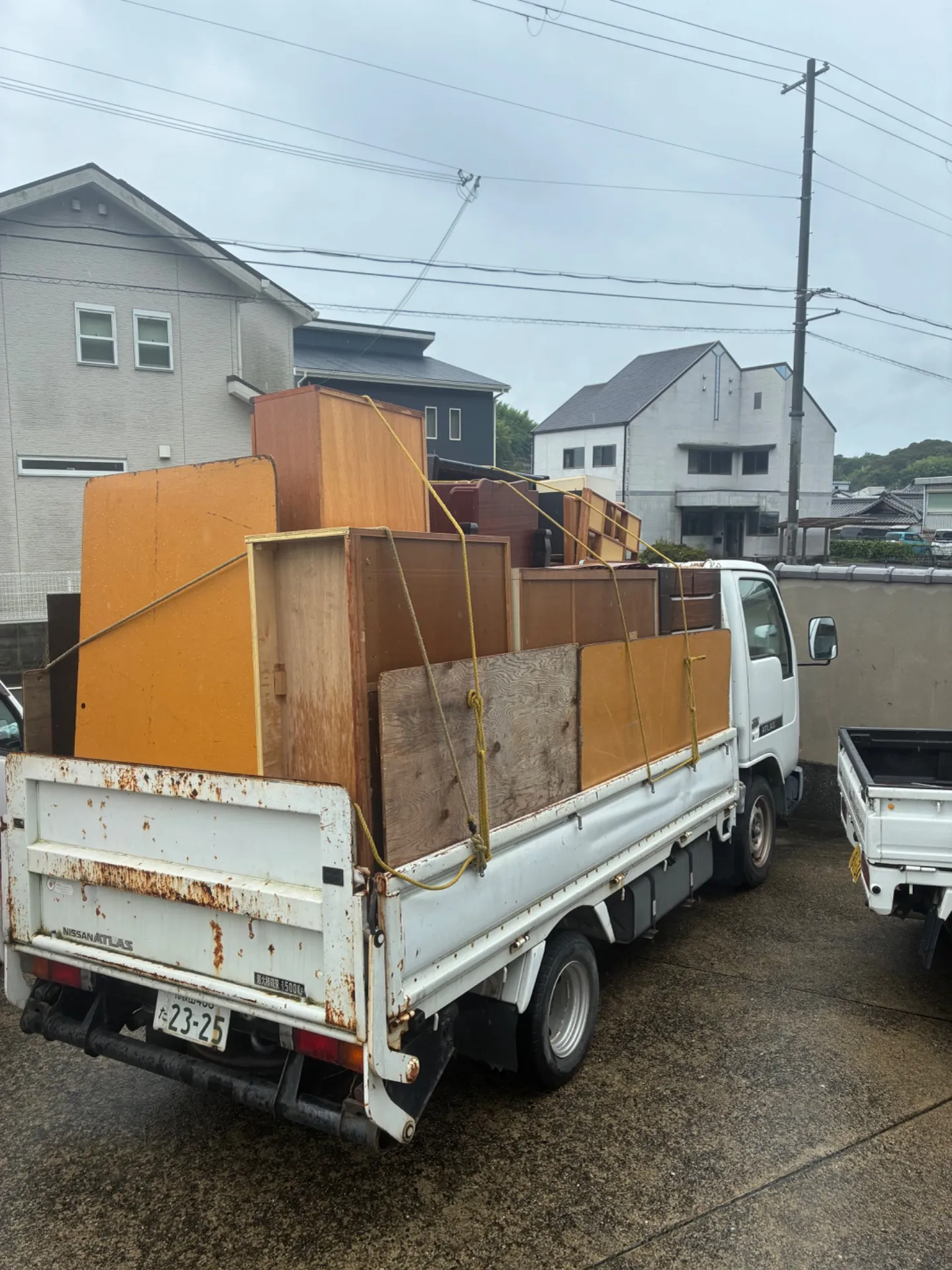 お手伝いで処分用の木材の運搬